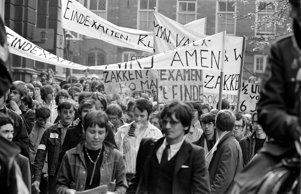Scholieren te Amsterdam demonstreren tegen het eindexamen demonstranten met leuz, Bestanddeelnr 922-3746