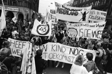 Scholierenstaking tegen kruisraketten demonstratieve optocht, Bestanddeelnr 933-4743
