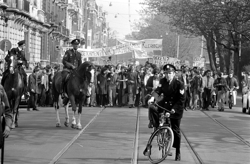 Scholieren te Amsterdam demonstreren tegen het eindexamen demonstranten met leuz, Bestanddeelnr 922-3742