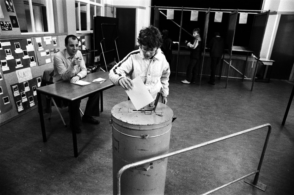 Scholieren stemmen in echt stembureau, Bestanddeelnr 932-1765