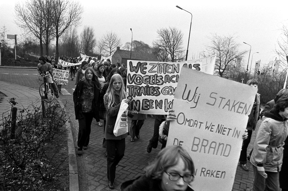 Scholieren van Christelijke Mavo te Monnickendam demonstreren uit protest tegen , Bestanddeelnr 926-1796