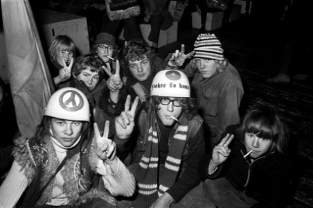 Scholieren staken uit protest tegen oorlog in Vietnam, scholieren in Paradiso, Bestanddeelnr 926-1662