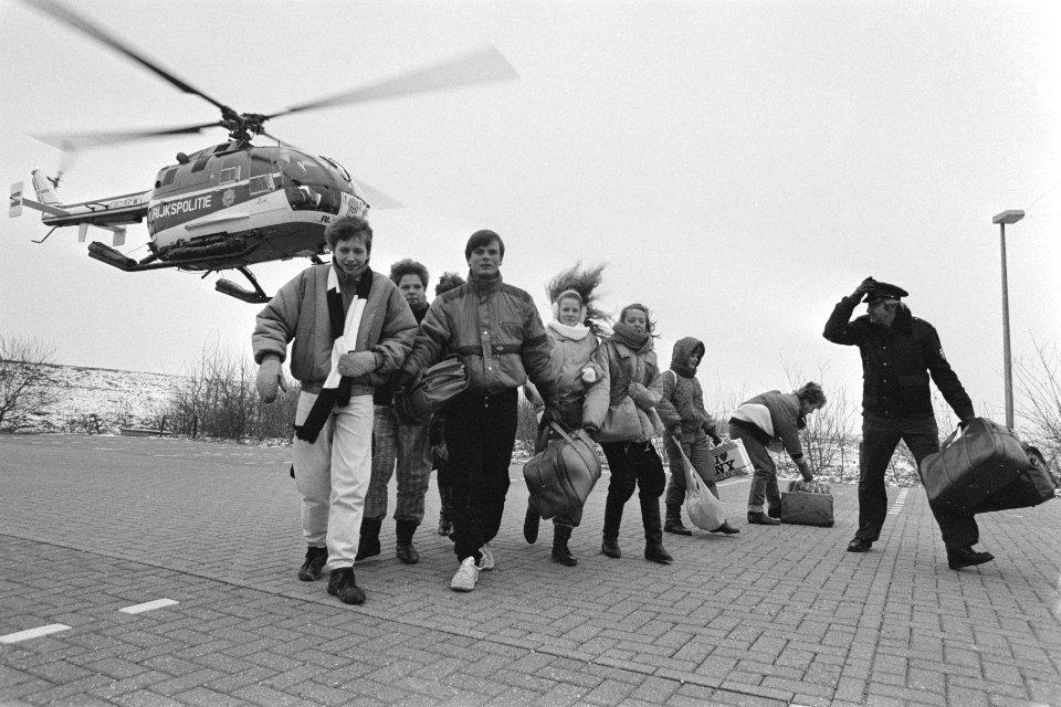Scholieren van eiland Tiengemeten met helicopter naar school in Zuid Beijerland , Bestanddeelnr 933-8645