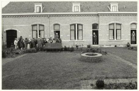 Scholieren van de Dreefschool brengen een kerstgroet aan de bewoonsters van het Zuiderhofje. NL-HlmNHA 54015583