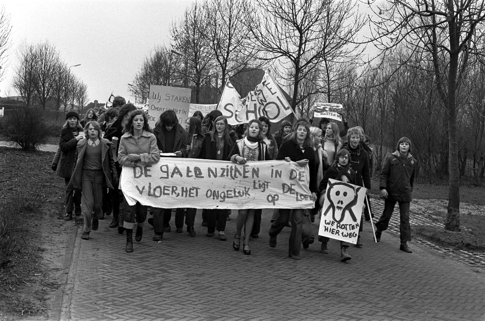 Scholieren van Christelijke Mavo te Monnickendam demonstreren uit protest tegen , Bestanddeelnr 926-1799