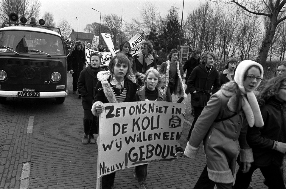 Scholieren van Christelijke Mavo te Monnickendam demonstreren uit protest tegen , Bestanddeelnr 926-1798