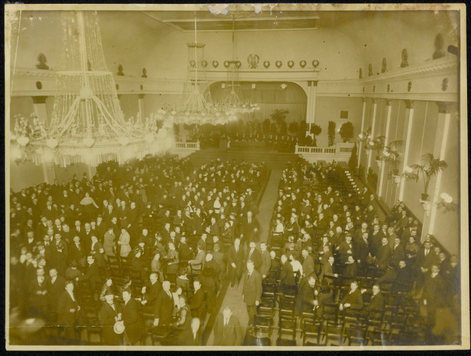 Schouwburgzaal waar een vergadering wordt gehouden bestuur op het podium., Bestanddeelnr 158-1457