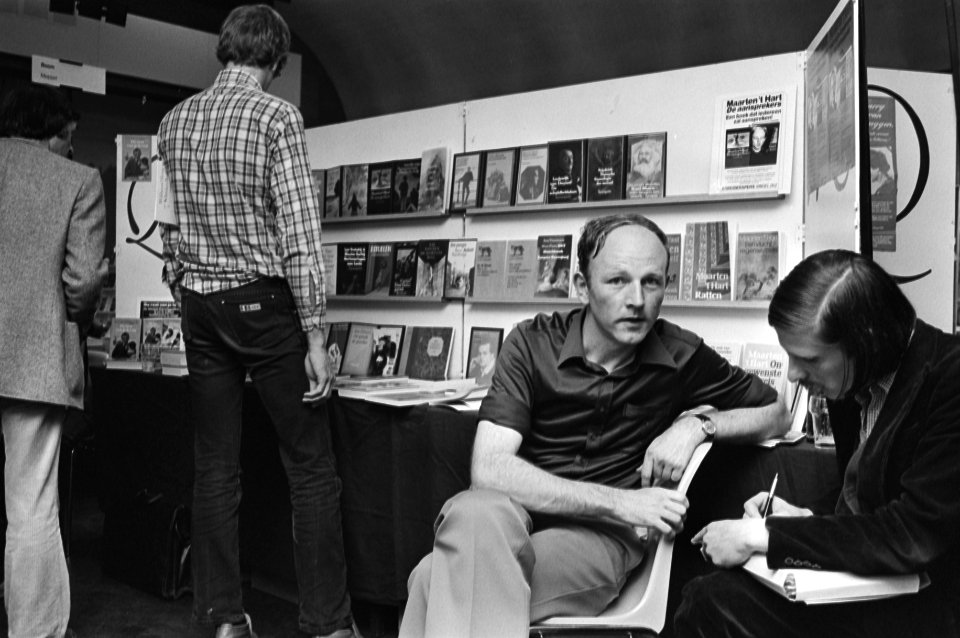 Schrijver Maarten t Hart op de beurs, Bestanddeelnr 930-4333