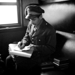 Schrijvende legerofficier als medepassagier, Bestanddeelnr 255-5779
