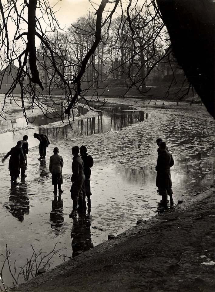 Schotersingel, tussen Kruisweg en Kennemerplein, ziende naar het oosten, na het invallen van de dooi. Aangekocht in 1977 van fotograaf C. de Boer, NL-HlmNHA 54010752