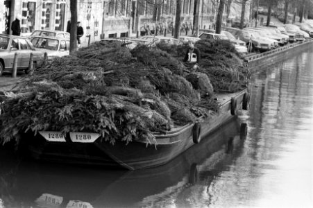 Schuit met kerstbomen in het Singel, Bestanddeelnr 931-8471