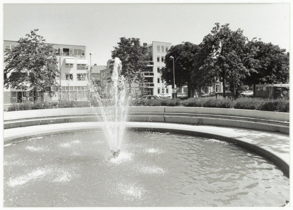 Schoterweg hoek Zocherstraat met de fontein op het Frans Halsplein. NL-HlmNHA 54033972