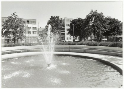 Schoterweg hoek Zocherstraat met de fontein op het Frans Halsplein. NL-HlmNHA 54033972
