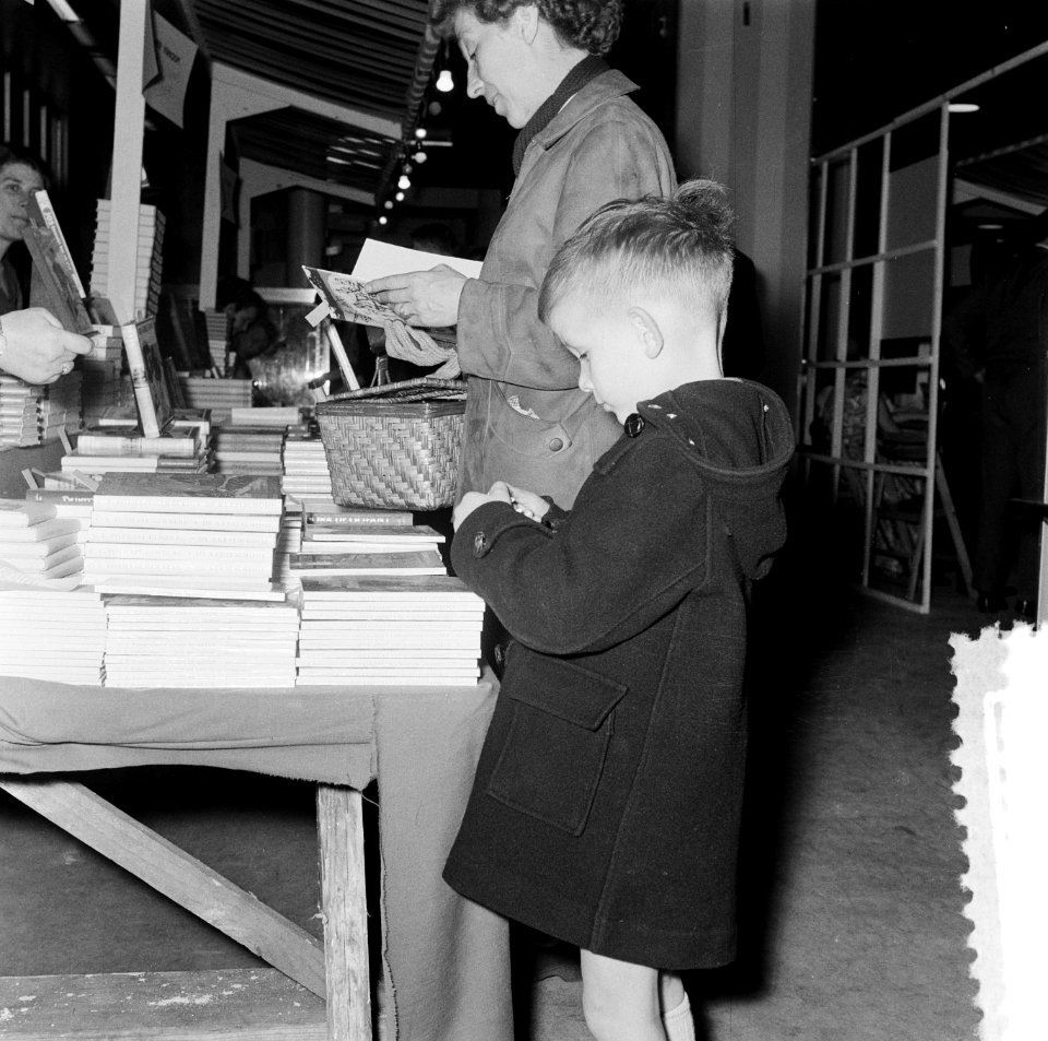 Schrijvers verkopen kinderboeken Bijenkorf, Bestanddeelnr 908-4751