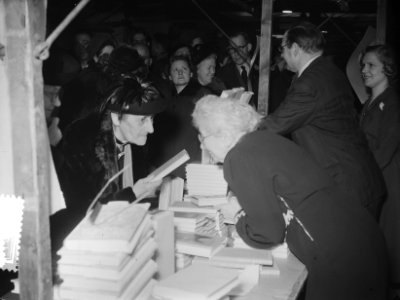 Schrijvers verkopen boeken Bijenkorf Amsterdam, Bestanddeelnr 904-9907