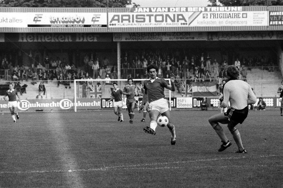 Schouwenaar van AZ scoort het 1e doelpunt, rechts keeper van Beveren (PSV), Bestanddeelnr 930-4014