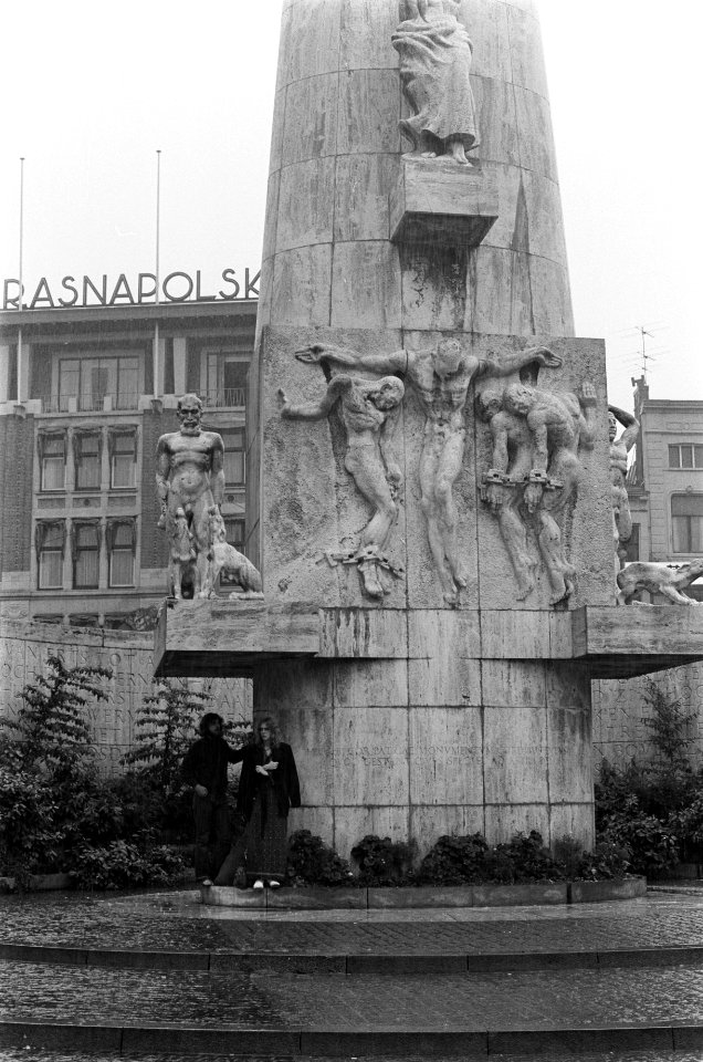Schuilende mensen onder het Nationaal Monument op de Dam, Bestanddeelnr 928-0571