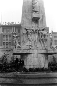 Schuilende mensen onder het Nationaal Monument op de Dam, Bestanddeelnr 928-0571