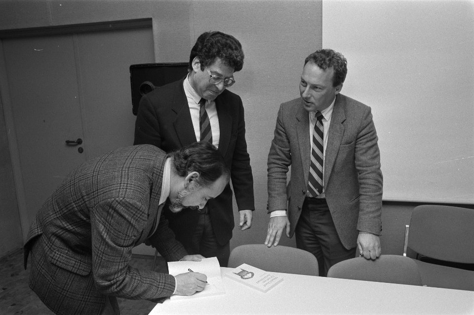Schrijver Tahar Ben Jelloun (l) signeert zijn boek in aanwezigheid van burgemees, Bestanddeelnr 933-6235