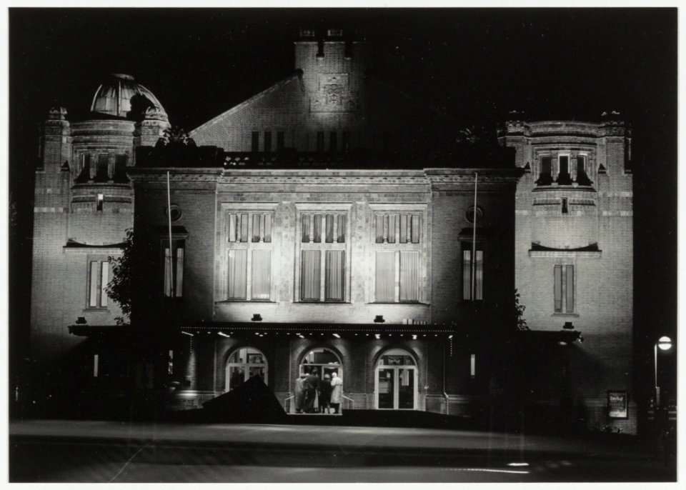 Schouwburg in de schijnwerpers. NL-HlmNHA 54033992