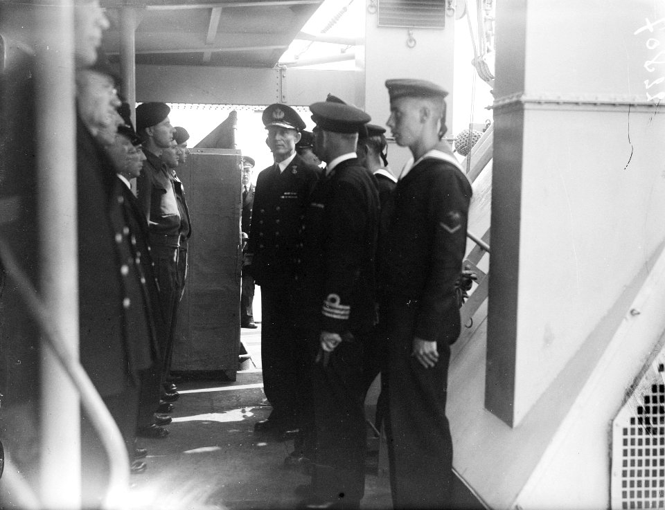 Schout-bij-nacht J.J.L. Willinge inspecteert opvarenden van een marineschip, Bestanddeelnr 902-2807