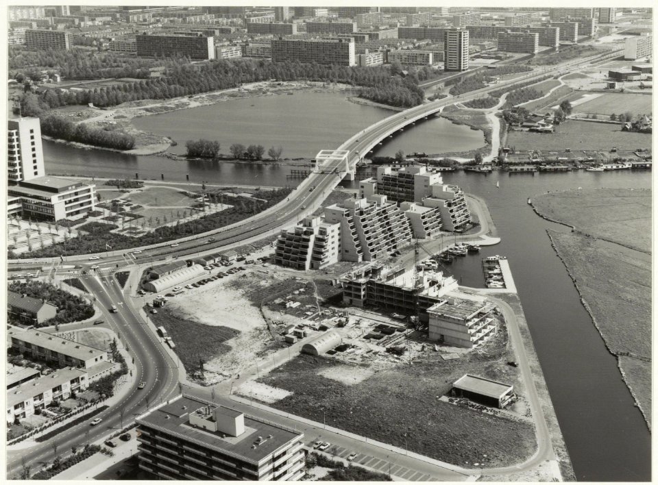 Schouwbroekerbrug, ziende naar het noordoosten. Ter oriëntatie bovenin van links naar rechts de Engelandlaan., NL-HlmNHA 54015617
