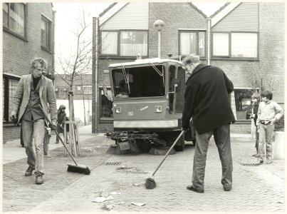 Schoonmaakactie door buurtbewoners en de Reinigingsdienst, met de nieuwste veegwagen van de Gemeentereiniging op het Merensplein. NL-HlmNHA 54012865