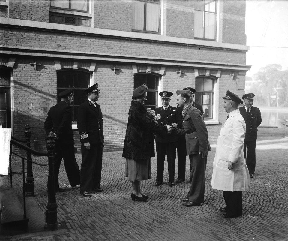 Schout bij Nacht en Minister Moorman bij Sociaal Medische Dienst Leiden, Bestanddeelnr 903-6881