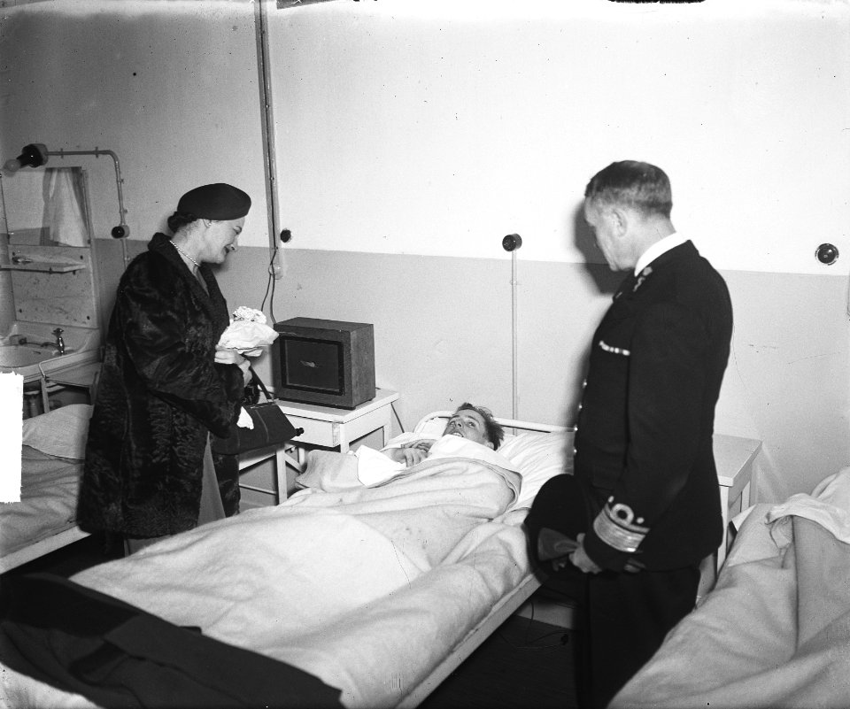 Schout bij Nacht en Minister Moorman bij Sociaal Medische Dienst Leiden, Bestanddeelnr 903-6882