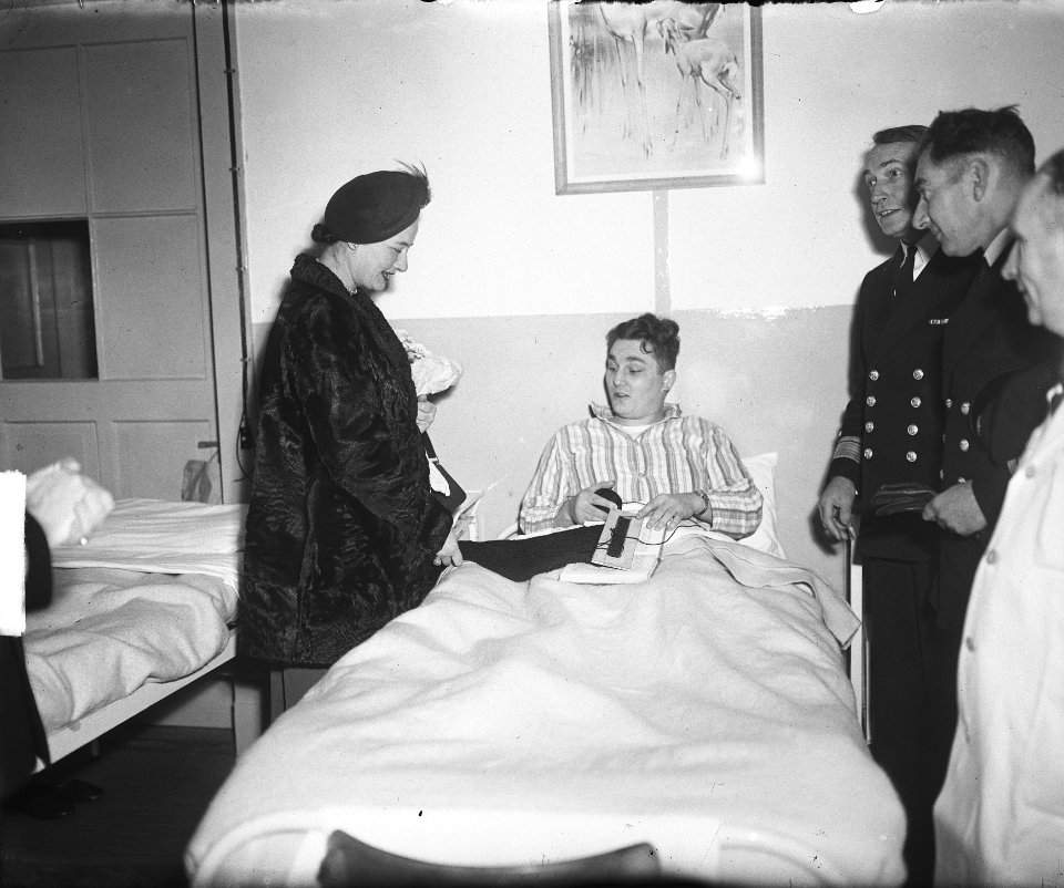 Schout bij Nacht en Minister Moorman bij Sociaal Medische Dienst Leiden, Bestanddeelnr 903-6883