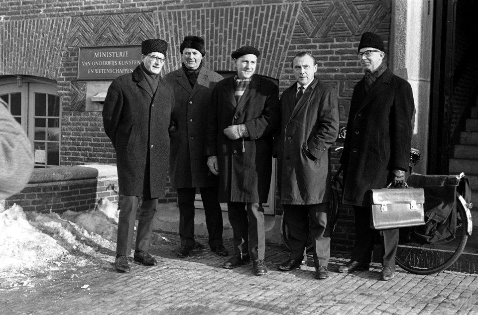 Schrijvers op het Ministerie van Onderwijs Kunst en Wetenschappen v.l.n.r. Ad Mo, Bestanddeelnr 914-7377
