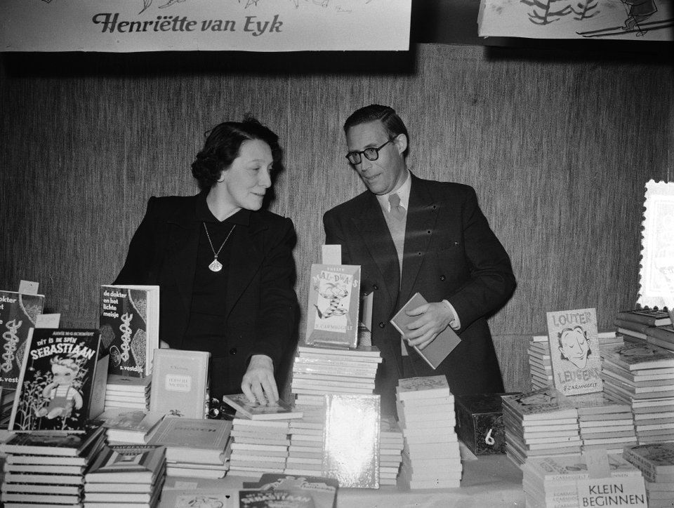Schrijvers verkopen boeken Bijenkorf Amsterdam, Bestanddeelnr 904-9908