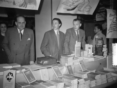 Schrijvers verkopen boeken Bijenkorf Amsterdam, Bestanddeelnr 904-9910