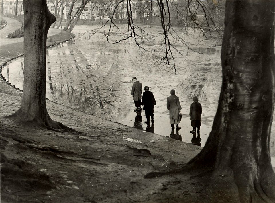 Schotersingel, zuidzijde, nabij de Kruisweg. Aangekocht in 1977 van fotograaf C. de Boer, NL-HlmNHA 54010752