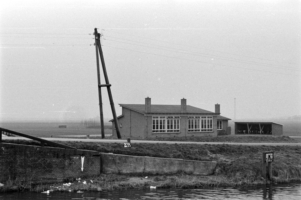 Schoolgebouw te Zijpe (ruilverkaveling Zijpe- en Hazepolder), Bestanddeelnr 170-1560