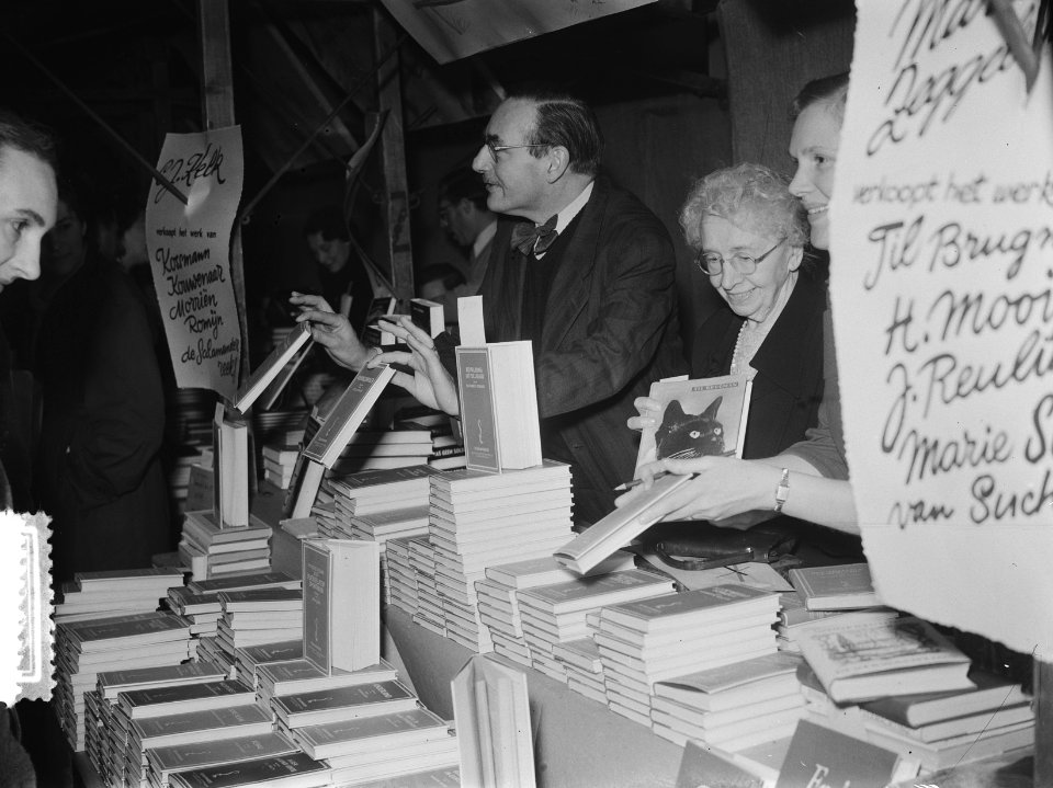 Schrijvers verkopen boeken Bijenkorf Amsterdam, Bestanddeelnr 904-9909
