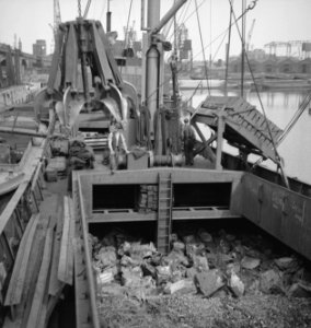 Schroot in de laadruimte van een Nederlandse kustvaarder, Bestanddeelnr 935-2791