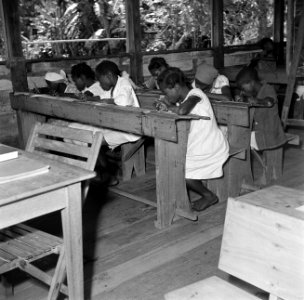 School, waarschijnlijk in het boslandcreooldorp Ganzee, Bestanddeelnr 252-5764