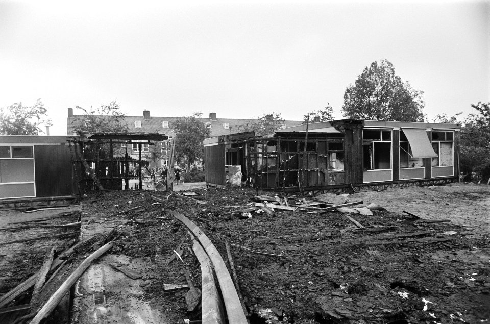 School in brand gestoken in Leerdam, ramen beschilderd met RMS-leuzen, Bestanddeelnr 928-8439