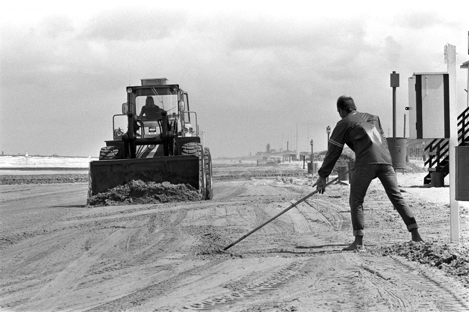 Schoonmaken strand van olie bij Kijkduin met bulldozers schoonmaken van strand, Bestanddeelnr 932-2106