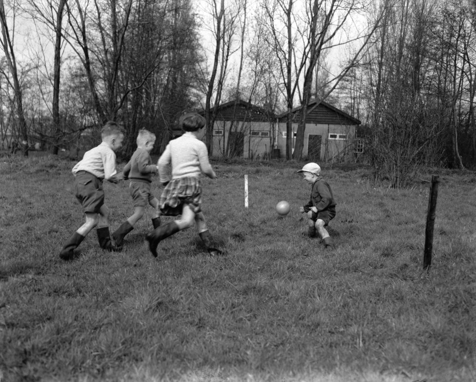 Schoolvoetbal aan de Zuidelijke Wandelweg, Bestanddeelnr 910-2520