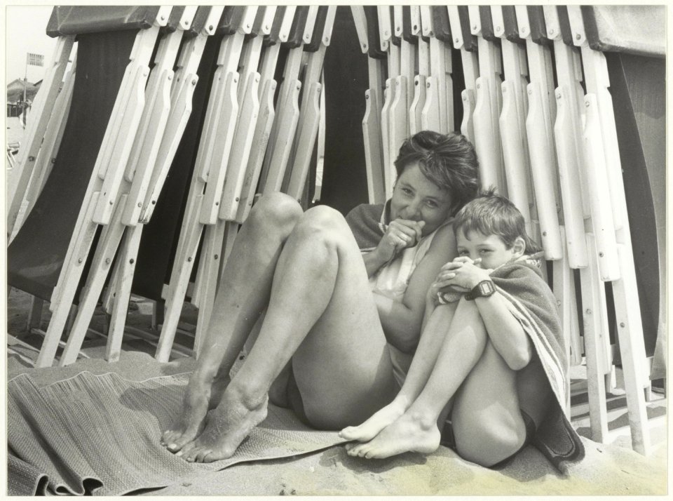 Schuilen bij de strandstoelen voor de wind. NL-HlmNHA 54005272