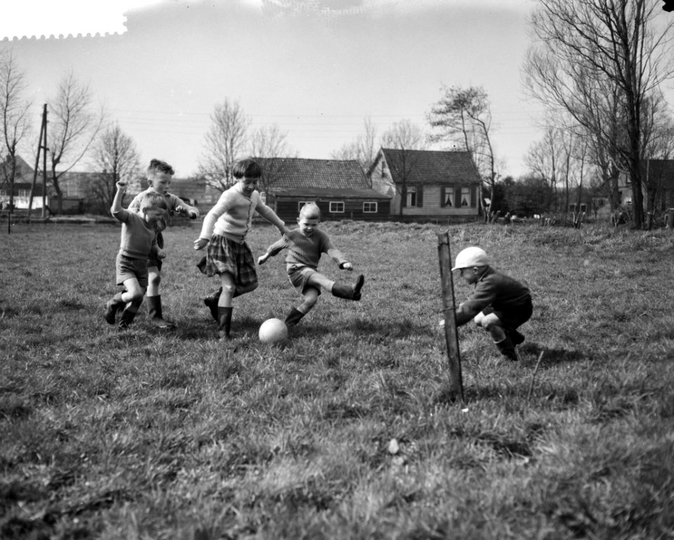 Schoolvoetbal aan de Zuidelijke Wandelweg, kleuters zijn ook aan het voetballen, Bestanddeelnr 910-2522