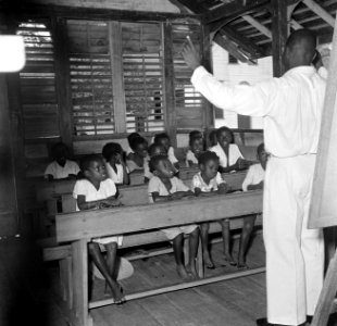 School, waarschijnlijk in het boslandcreooldorp Ganzee, Bestanddeelnr 252-5761