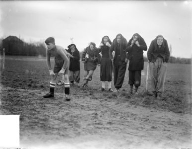 Schoolvoetbal in regen, Bestanddeelnr 903-9094