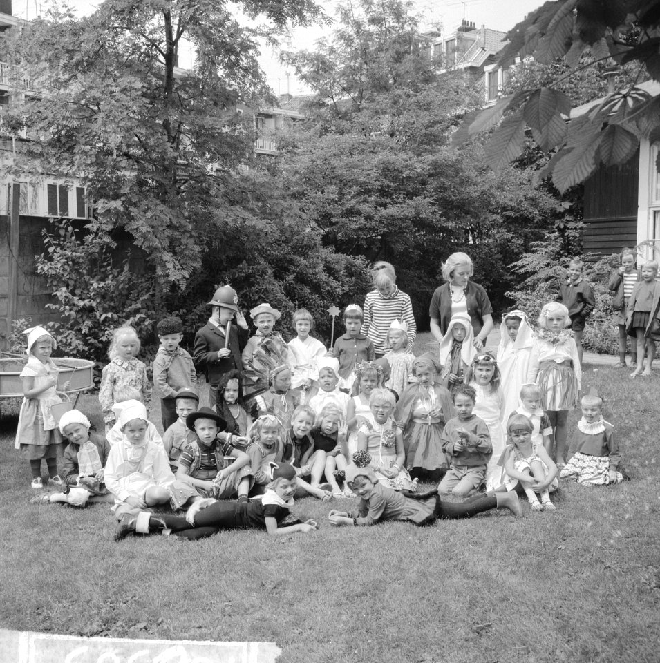 Schoolvakantie nadert op kleuterschool in Amsterdam verkleden de leerlingetjes z, Bestanddeelnr 916-6363
