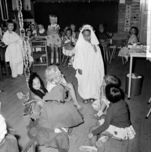 Schoolvakantie nadert op kleuterschool in Amsterdam verkleden de leerlingetjes z, Bestanddeelnr 916-6361 photo