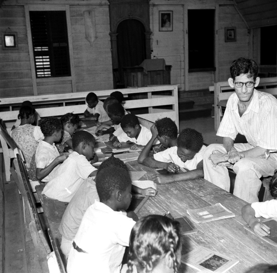 Schoolkinderen in een klaslokaal in Suriname (Leprozerie Bethesda), Bestanddeelnr 252-6247