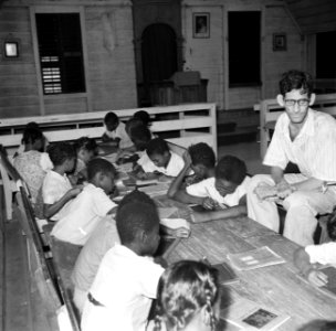 Schoolkinderen in een klaslokaal in Suriname (Leprozerie Bethesda), Bestanddeelnr 252-6247