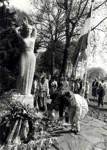 Schoolkinderen leggen bloemen bij het oorlogsmonument op het Wildhoefplantsoen. Aangekocht in 1987 van United Photos de Boer. - Negatiefnummer 27566 k 16 A. - Gepubliceerd in het Haarlems Dagblad van 